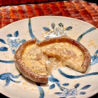 鈴田式 - 奥出雲の椎茸の薪炙り　発酵椎茸ジュレと蘇（牛乳を煮詰めたチーズの様なもの）をふりかけた滲み出る濃厚な旨さ！