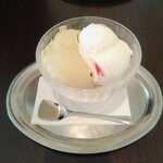 カフェラッテ - ピスタチオとラズベリーヨーグルト