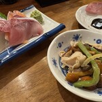 大衆飲み処 徳田酒店 ルクア大阪店 - 刺身の三点盛りと鶏ハラミなめこ柚和え