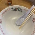 中華そば ひかり - 完飲完食の瞬間、器から歌が流れてきました！　　　　　　　　　　　　　　　　　　　♪坊や〜　良い子だ　寝んねしな〜♪( ´θ｀)