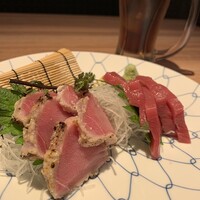 肉と日本酒いぶり 有楽町店 - 本鮪のたたき 塩麴漬けと本鮪 赤身