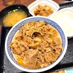 吉野家 - 料理写真:肉だく牛丼(並盛)。牛丼の具が別皿で付いてきます(上)。味噌汁と半熟玉子は別注文です。