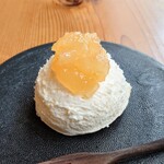 レアチーズケーキ（ブラムリーアップルソース）