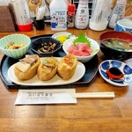 おいなり食堂 - まぐろブツ、ひじき、春雨、漬物、味噌汁付き