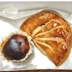 シャトレーゼ - 料理写真:半熟ガトーフロマージュ（左）＆ プレミアムアップルパイ