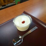 担担麺や 天秤 - 通常の2.5倍盛り杏仁豆腐