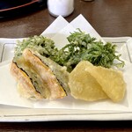 味の小てんぐ - 摘み草天ぷら(カボチャ、ヤーコン、ニンジンの葉)　￥380