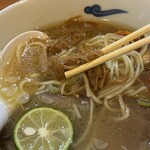 RAMEN ガモウスマイル - 麺と一緒にメンマを頂きます。