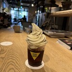 ヤングツリーズコーヒー - ソフトクリームのアイスコーヒーフロート