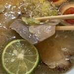 RAMEN ガモウスマイル - 鰤の身が良い出汁になってます。