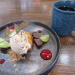 人と木 - セットのデザートとコーヒー