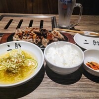 焼肉&手打ち冷麺 二郎 KANAYAMA - 【A5焼肉定食 】焼肉/冷麺Sサイズ/ごはん [おかわり自由]/キムチ 1760円