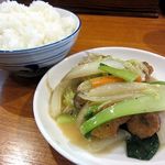 天風 - ランチセット100円のおかずは餡かけの唐揚げ