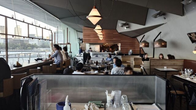 内観写真 : cafe&dining blue terminal - 日本大通り/カフェ | 食べログ