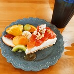 hygge - 林檎のローゼル煮とくるみのはちみつレアチーズケーキ