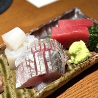 旬采遊膳 あつみ - ・本日の刺身盛り合わせ
                  (アオリイカ、アジ、赤身)