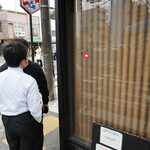 弘明寺丿貫 - お店の角。赤い矢印は窓が開くことを示している、わけではなく、ここから並ぶという印。