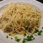 弘明寺丿貫 - 和え玉の麺とその下の油ダレ