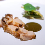 レストラン オオツ - 2024.11 生から揚げた函館産エゾアワビ 生から火を入れた肝ソース ゆずもファーム産インゲン豆