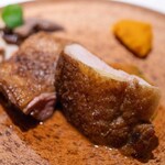 レストラン オオツ - 2024.11 ジャフラトレーディング産ホロホロ鳥むね肉もも肉 ジュ・ド・パンタード かぼちゃピュレ ピエ・ド・ムートン（カノシタ茸）