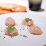 レストラン オオツ - 2024.11 常磐沖産天然トラフグてっさ（軽く昆布〆にして、ボタン海老を挟み、シェリー酒、太白胡麻油、ヴィネガー）