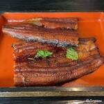 いとうや - 重の蓋の裏に蒲焼を移し