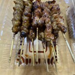 炭火やきとり 鳥信 - タレ焼きのももとかわ