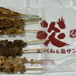 美唄焼鳥・惣菜 炎 - つくね串 108円　ひな皮串 150円　鶏レバー 160円　もも葱串 150円