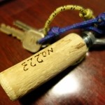 中村屋 - 木の部分を回すと「ピーッ」っと鳥の鳴き声がする鍵