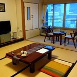 中村屋 - さあ、お部屋へご案内。本館はやや古いけど清潔。