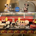 シェフ・ミッキー - お菓子のコーナーもカラフルで可愛い♡
