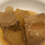 シェフ・ミッキー - 豚の角煮の上に乗っている大根もミッキーフェイス！