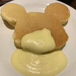 シェフ・ミッキー - ミッキー型のパンケーキにチーズソースを…