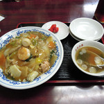 香港栄華 - 五目焼きそば820円