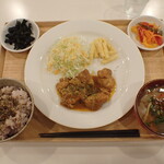 トーコーキッチン - タンドリーチキン 副菜二品、豚汁 ご飯