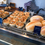 SANA - ショーケースにパン。