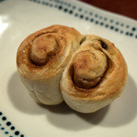 SANA - 「シナモンロール」（120円）。