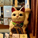 寿し辰 - カウンターの招き猫がお出迎えしてくれます♡