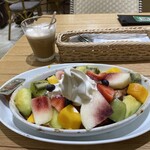 果実園 リーベル 新越谷VARIE店 - 9月にいただいたフレンチトースト。桃が旬でした。ソフトクリームが合います。