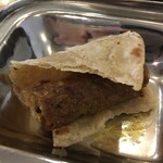 インド料理 パリワル - シークカバブをチャパティで包んで食べるとウマー♪(オーナーさんオススメの食べ方)