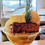 カフェ ひとあし - ■マンゴーのパフェ(2024年7月)