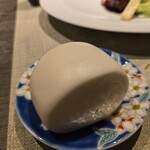 銀座 鮨 桃の木 - 黒酢ソースをつけて蒸しパン