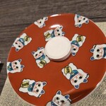 銀座 鮨 桃の木 - 水をかけるとおしぼりに。