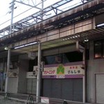 きらく - アーケードの上には電話線