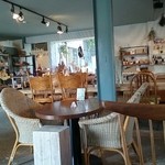 Cafe Slow - ここが工場の作業場であったことを思わせる柱が。