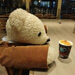 タリーズコーヒー 上郷SA下り店 - 副店長さんが秋冬ファッションで、休憩していました。