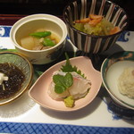 ＜再訪＞小鉢盛り合わせ。どれも作り置きの感じで、家庭的なお味。お刺身が一番、美味しかったかな。