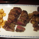 ＜再訪＞サーロインステーキと、焼き野菜。お肉、メッチャ固い（＞＜）脂も、もう少しカリカリに焼いてほしいな。