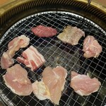 にくやのにかい - まずは火の通りにくい鶏肉から焼きました