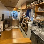 にくやのにかい - 厨房まで長いレジカウンターの内側